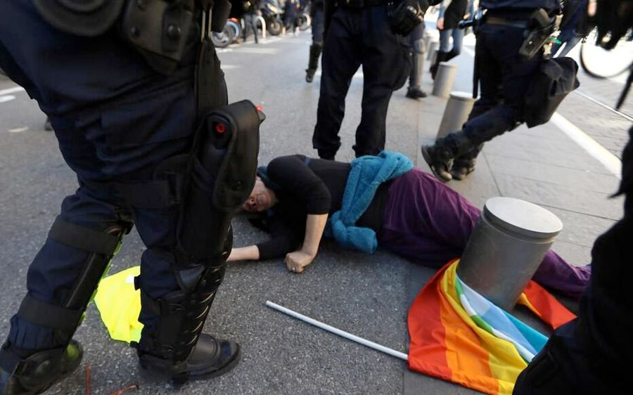 actualites_nrv's tweet photo. Ce jour-là, il y a 7 ans, le 23 mars 2019, une manifestation bon enfant (mais interdite) se tient place Garibaldi…
Et puis, brutalement…
Geneviève Legay @attac_fr
#attac06
#Nice #Nice06 https://t.co/4iSrAgkW9i