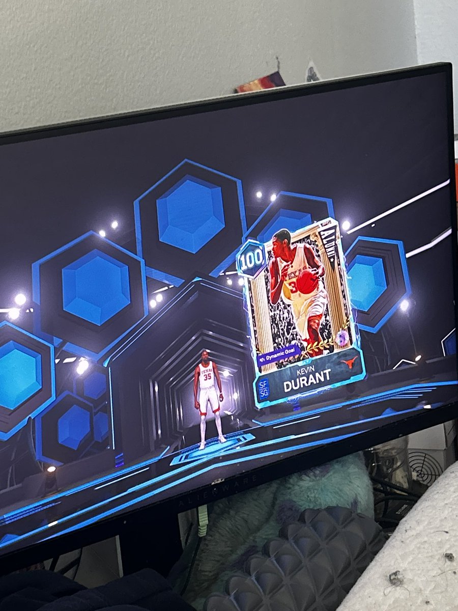 2julz5's tweet photo. Won a showdown game and decided to open a pack, pulled my goat 🥹🥹 @HenryTheBlasian #nba2k #kevindurant https://t.co/JhA7Vd2hxQ