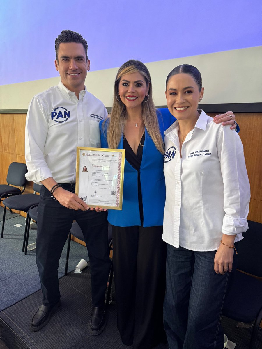 KathiaBolio's tweet photo. Certificada por el Consejo Nacional de Normalización y Certificación de Competencias Laborales en el estándar de: Atención Presencial de Primer Contacto a #MUJERES Víctimas de Violencia de Género. Gracias Presidente Nacional @JorgeRoHe y a mi Sria. @adrixaguilar la oportunidad. https://t.co/lwRoW3qVZ0