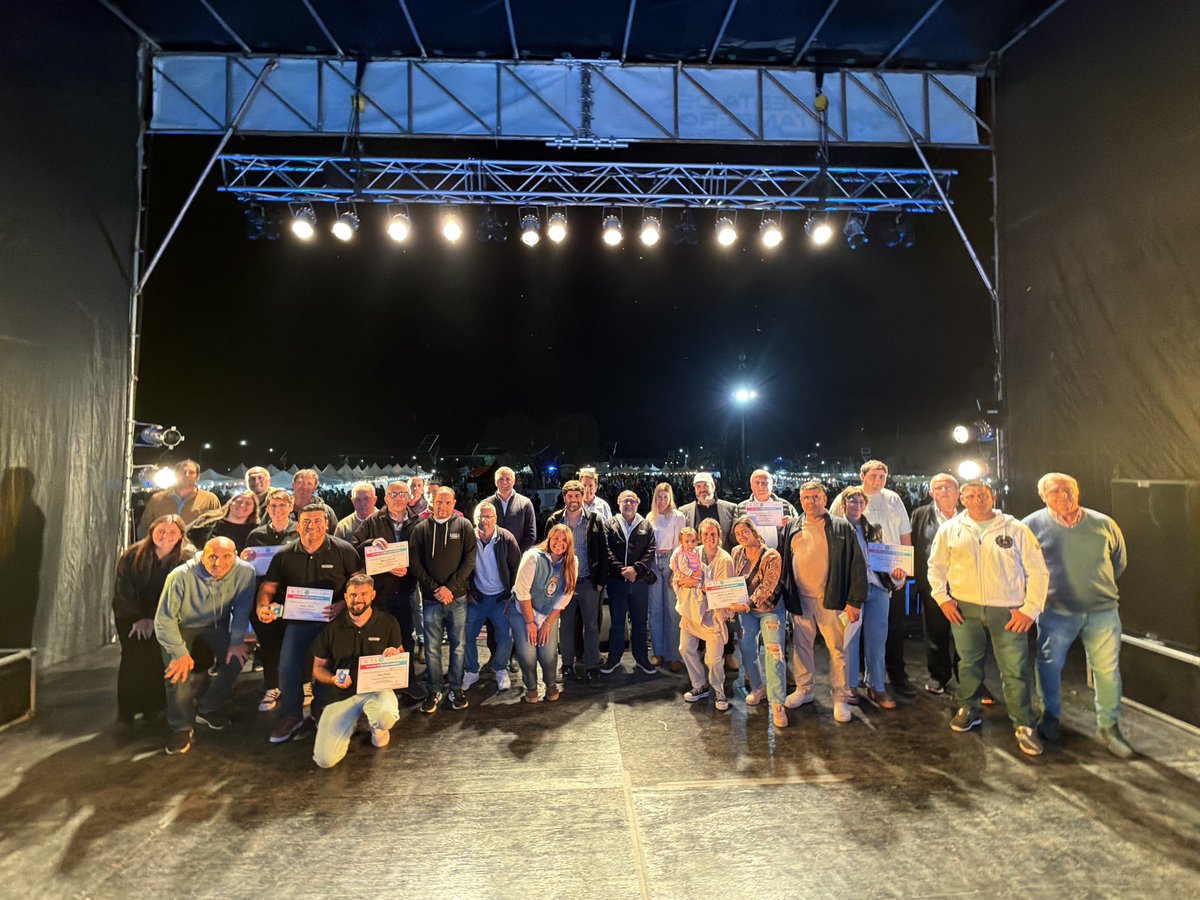 AgrarioPBA's tweet photo. En el marco de la 3ª Fiesta del Tambero que se celebró en Navarro, el ministro @JavoRodriguezL, junto al intendente @FACUNDOIDIZ, abrió el Concurso de Quesos que organizamos desde el MDA.

Fue una edición récord para un certamen oficial de la provincia de Buenos Aires. https://t.co/fRiG450EZD