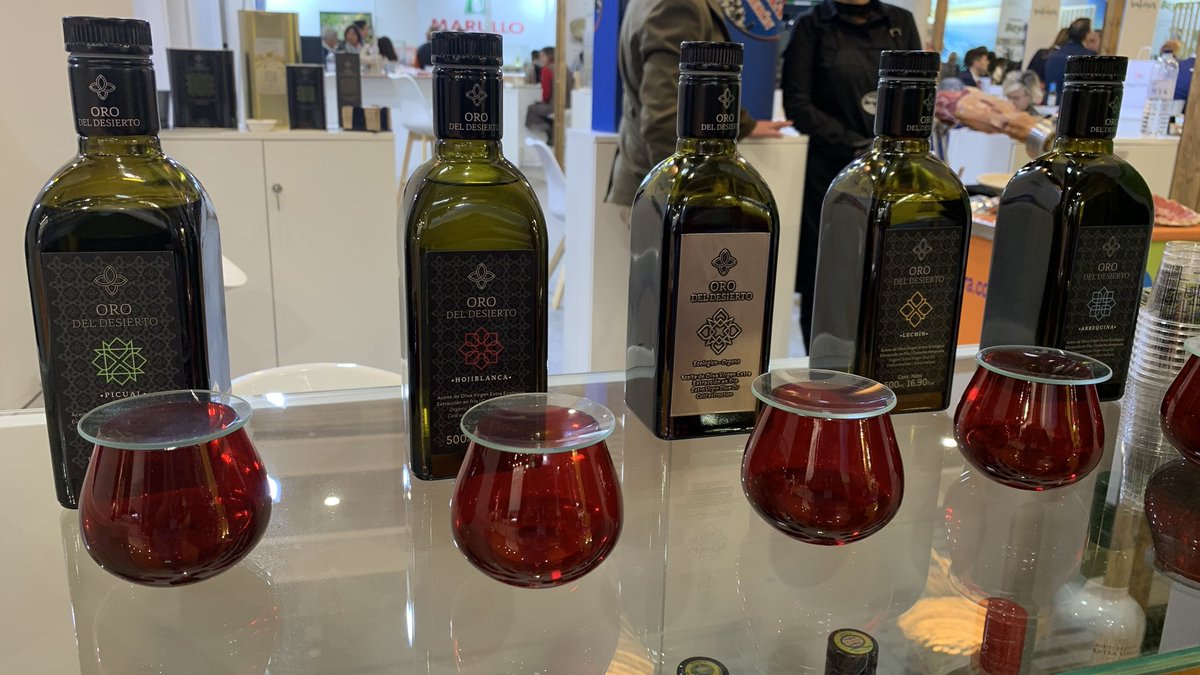 RevistaOlimerca's tweet photo. @orodeldesierto, @almasubbetica @AOVEAmargayPica y #enboca sorprenden por sus diferentes matices en @AlimentariaBCN
#olimerca #AOVE #feria https://t.co/sx5J2Q2zuC