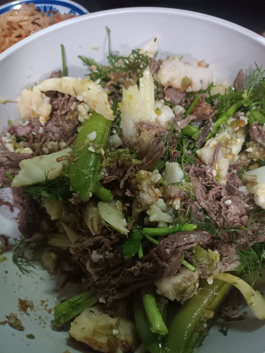 帰ってからも　#山肉会
少し残っていたツレの食材（鹿肉とマッシュポテト、ハーブ)を使って、サルサヴェルデ、セロリのマスタード和え、野菜のソースを追加してサラダ。素材それぞれに味がついているので、食べ進めるのが楽しい。