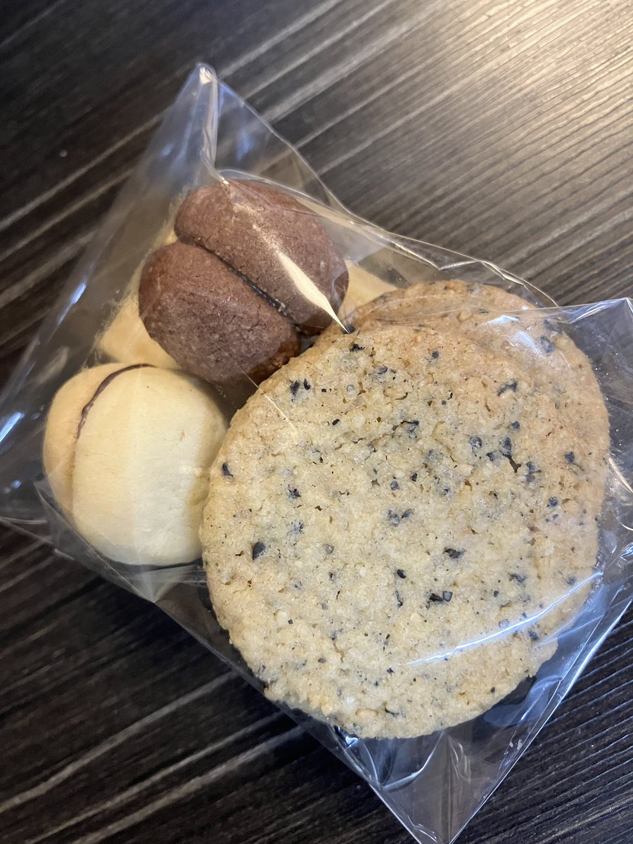 スノーライトリーフ用のお持ち帰り焼き菓子の説明です。
バーチディダーマ＝なめらかなチョコサンドクッキー
白黒胡麻のサブレ＝２色の胡麻が香ばしいサブレ
ショートブレッド＝バターたっぷりのクッキー
になります。😊
ご予約受け付けております✨
