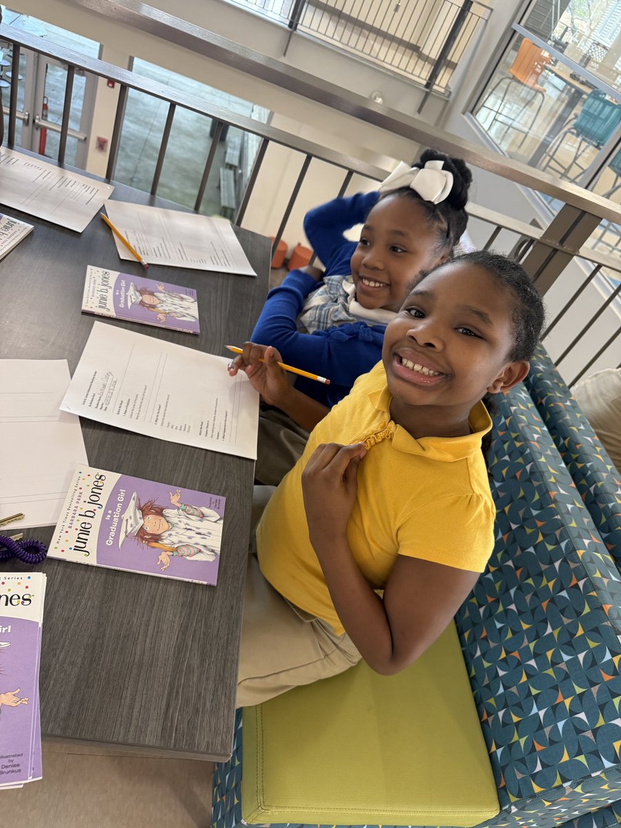 TAG_STEMyes's tweet photo. Enjoyed our after school book 📖 club today with these enthusiastic and energetic girls. Absolutely love ❤️ connecting with readers and future leaders! @melsithole @APSTAGAcademy @marcopitts @apsupdate https://t.co/3jcUk4yTSL