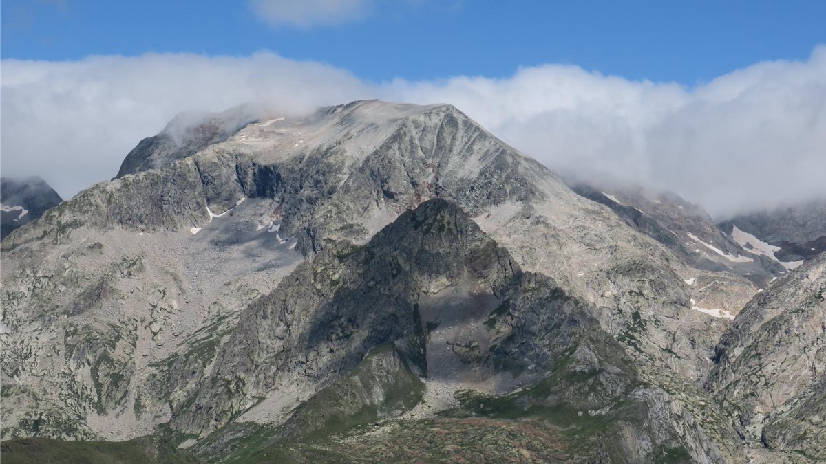 Con botas y mochila tweet media