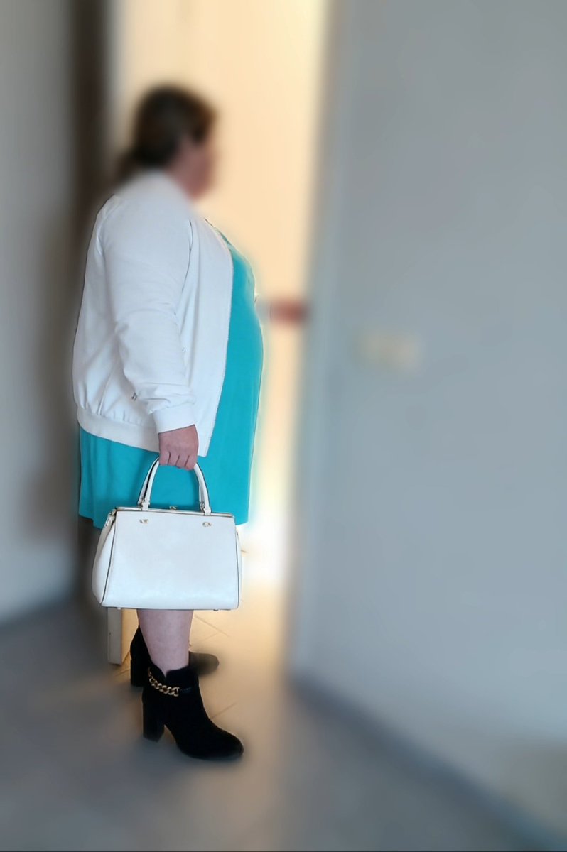 La pig🐷 rentre du boulot entre midi et 14h pour manger🍽️ ,  la couche🚼🧷 déjà chargée de pisse💦 ... petit somme 💤... puis repars gorgée de pisse💦💦💦 ... tout est normal 🤷