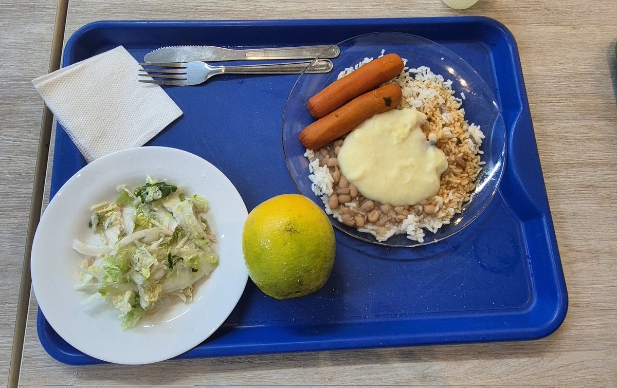 acervobandejao's tweet photo. #física jantar - 23/03/2026

arroz/feijão/arroz integral salsicha ao sugo (opção: PVT com brócolis
purê de batata
salada de acelga 
laranja

Nota: 7,8/10 https://t.co/0adKN5GE7m