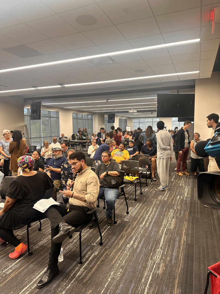 KsatZaria's tweet photo. Approaching a completely packed SAISD school board meeting tonight.

Families and teachers here are opposed to the:
•Closure of Rhodes Middle School
•Moving Rhodes students to Tafolla
•SAISD’s potential partnership with Third Future Schools for Hirsch, Ogden and Tafolla https://t.co/Gb5QfrR3Vo