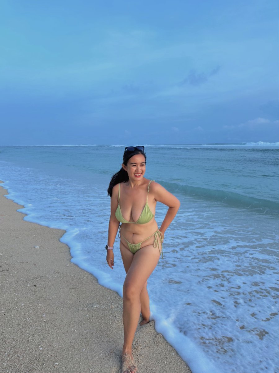 vinalusty's tweet photo. Kalau aku jual bikini preloved ada yg minat ga yaaaaaa guys 🤣🤣 https://t.co/zWDiPyrJDM