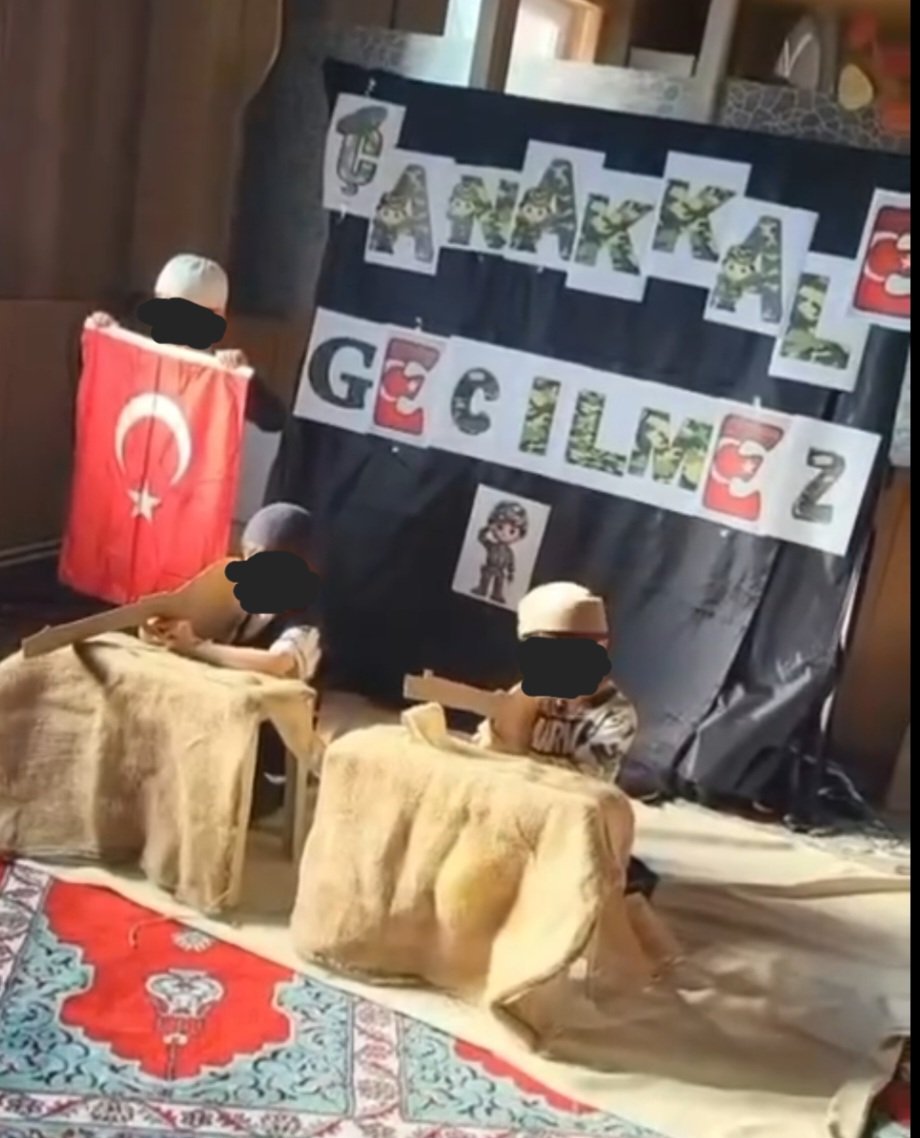 Kinderspiel oder Indoktrination?

​Diese Aufnahmen stammen aus einem aktuellen Video der #DITIB-Moschee in Garbsen. Vor wenigen Tagen fand dort anlässlich des Jahrestags der Schlacht von Çanakkale (Gallipoli) eine Aufführung von Kindern statt. Was dort zu sehen ist, muss uns als