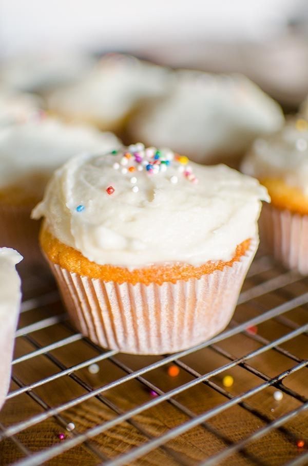 Living_Lou's tweet image. The easiest, homemade cupcakes in the world! 

Make my favourite cupcakes - super easy and customizable with different frostings and sprinkles!

RECIPE: buff.ly/2UjbeR1
#baking #funfood