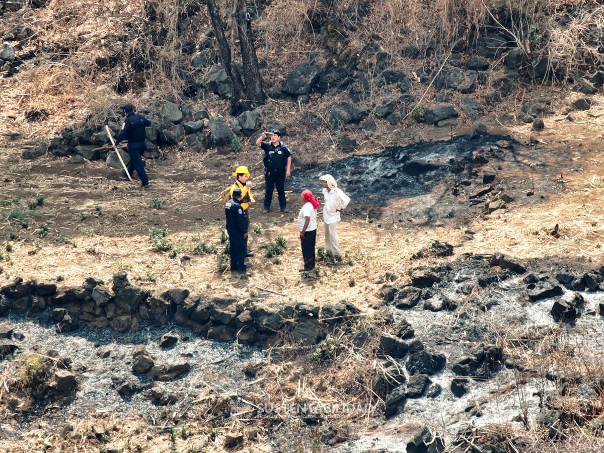 Art6to's tweet photo. 🔴 #Morelos | Gracias a monitoreo con drones en #Tepoztlán, autoridades detectaron a 2 personas provocando fuego en zona forestal.

👮‍♂��� Fueron asegurados en flagrancia tras activar protocolo con autoridades municipales ⚖️ Delito puede alcanzar hasta 10 años de prisión

🌳 Llaman a evitar quemas y proteger ecosistemas
📞 Reporta al 911 o 800 737 00 00