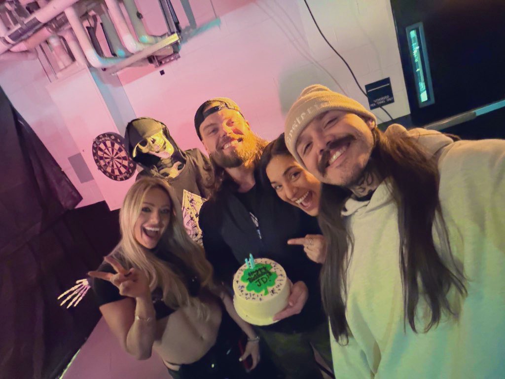 annie_c02's tweet photo. @WWE @PENTAELZEROM @DomMysterio35 @netflix bring it home to La Familia!!! you got this!!! 3 time intercontinental champion loading….
🤭❤️🔥
@DomMysterio35 @jd_mcdonagh
@YaOnlyLivvOnce @RaquelWWE
#GMOAT
#LAFAMILIA https://t.co/DnjWGMFkbJ