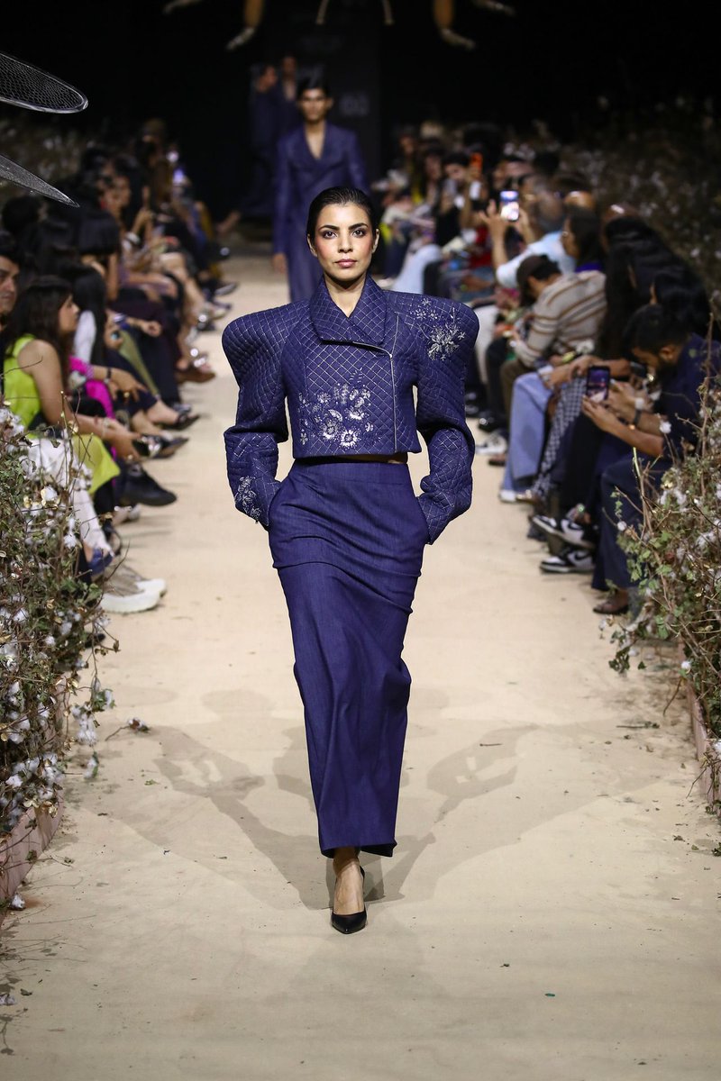 LaModeUnknown's tweet photo. My favorite looks from ✨️Rahul Mishra AFEW✨️ Fall/Winter 2026 — a thread.🪡🧵 https://t.co/waQ1qI2eU0