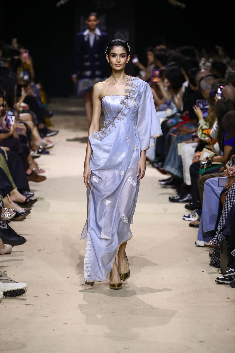 LaModeUnknown's tweet photo. My favorite looks from ✨️Rahul Mishra AFEW✨️ Fall/Winter 2026 — a thread.🪡🧵 https://t.co/waQ1qI2eU0