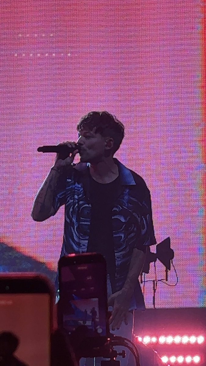 Louis Tomlinson France tweet media