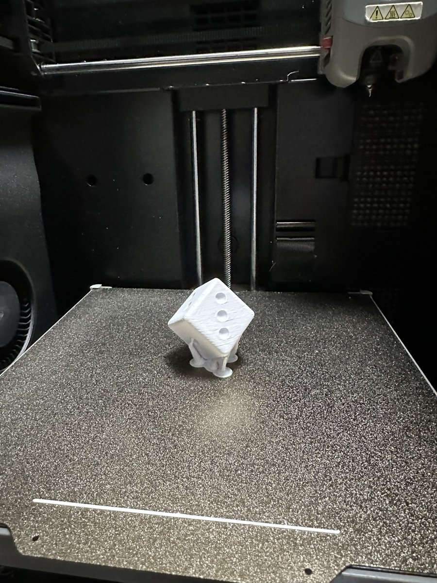 DNF_Lab's tweet photo. 同様に確からし「くない」サイコロを、頼まれて作ってみた。

振ってみたけど、充填率を変えてるだけなので、なんかイマイチな感じ。
一時停止させて金属を仕込んだ方がいいんだろうなぁ（まだ試してない） https://t.co/RXrXdczrte