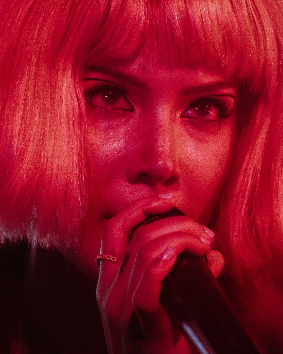 HALSEYBRSL's tweet photo. 🚨| G1 elegeu o show de HALSEY como o melhor do Lollapalooza Brasil 2026. Porém a cantora ainda não sabe que fez esse show. https://t.co/KY41BsLORu