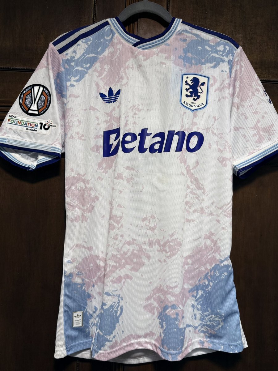 CAIplaneta's tweet image. ¡Viva la república de China!🇨🇳😍

🔥No tienen sentidos los detalles y parches de esta camiseta del Aston Villa.

😮‍💨Los amigos de ADJERSEY.COM están locos. 

¿Que esperas para pedir la tuya?

➡️Adjersey.com
📲 +86 133 3646 2903

#jersey #futbol #mundial2026