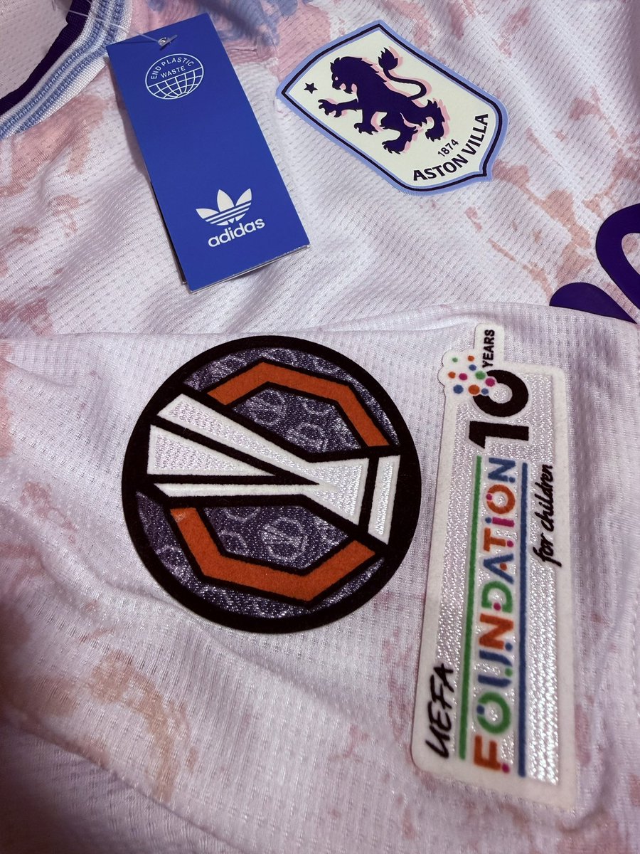 CAIplaneta's tweet image. ¡Viva la república de China!🇨🇳😍

🔥No tienen sentidos los detalles y parches de esta camiseta del Aston Villa.

😮‍💨Los amigos de ADJERSEY.COM están locos. 

¿Que esperas para pedir la tuya?

➡️Adjersey.com
📲 +86 133 3646 2903

#jersey #futbol #mundial2026