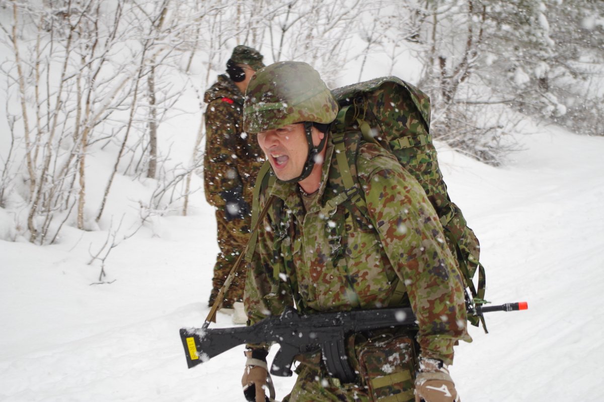 11b_na_jgsdf's tweet image. ３月３日から５日までの間、第１１偵察隊は、令和７年度冬季戦技競技会を実施し、個人走、軽雪上車でのアキオ曳行、ジョーリング及び激動後の射撃を実施しました。
偵察隊員として必要な体力・気力の向上、部隊の団結の強化及び帰属意識の高揚を図ることができました。

#Rcn #recon #第１１偵察隊