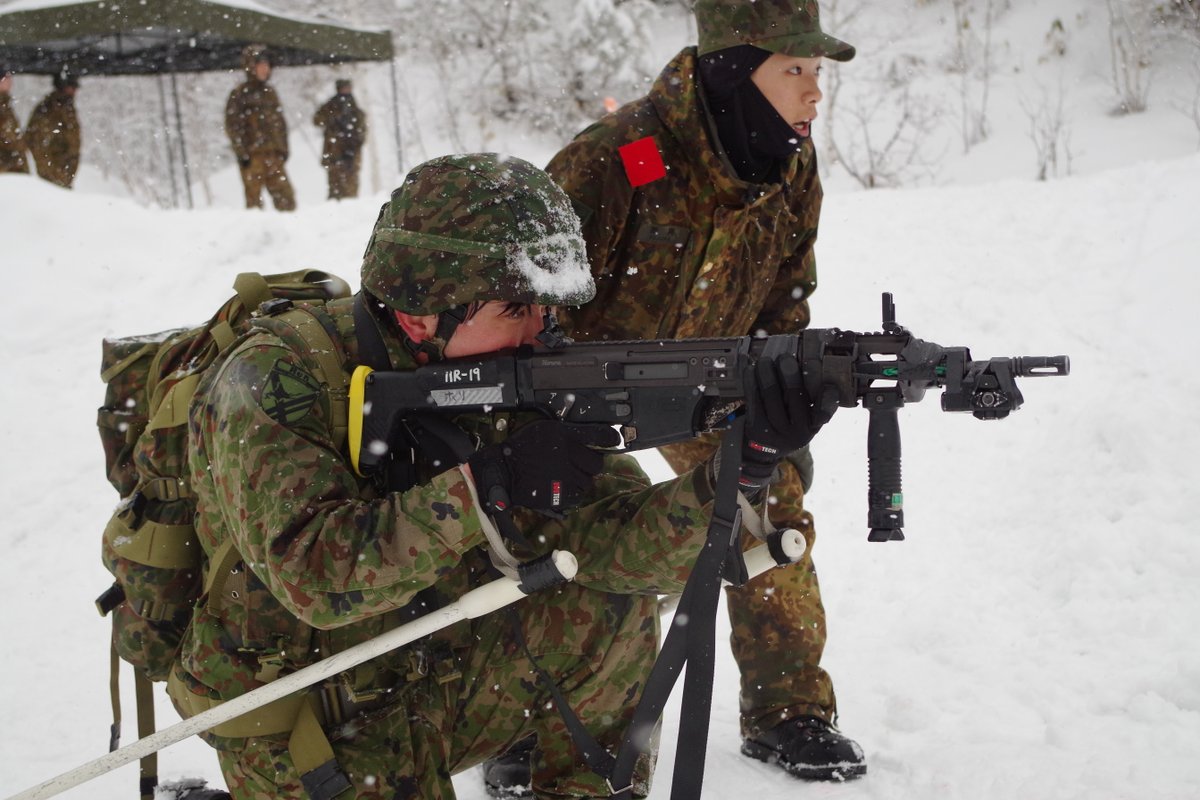 11b_na_jgsdf's tweet image. ３月３日から５日までの間、第１１偵察隊は、令和７年度冬季戦技競技会を実施し、個人走、軽雪上車でのアキオ曳行、ジョーリング及び激動後の射撃を実施しました。
偵察隊員として必要な体力・気力の向上、部隊の団結の強化及び帰属意識の高揚を図ることができました。

#Rcn #recon #第１１偵察隊