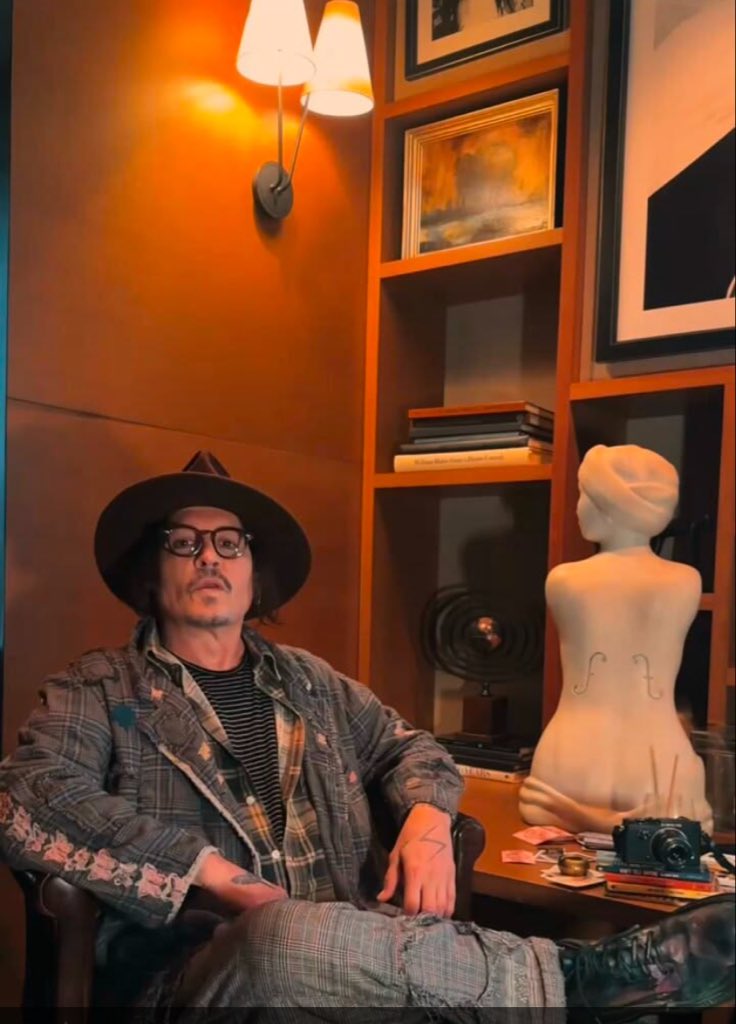 JohnnyDepprz's tweet photo. A brand new day, a fresh mindset, and another chance to chase your dreams Never forget how strong and capable you are. Keep pushing forward, keep believing, and never stop becoming the best version of yourself if you believe today will bring something great❤️💋💋💋 https://t.co/LG0ZAJ3lx9