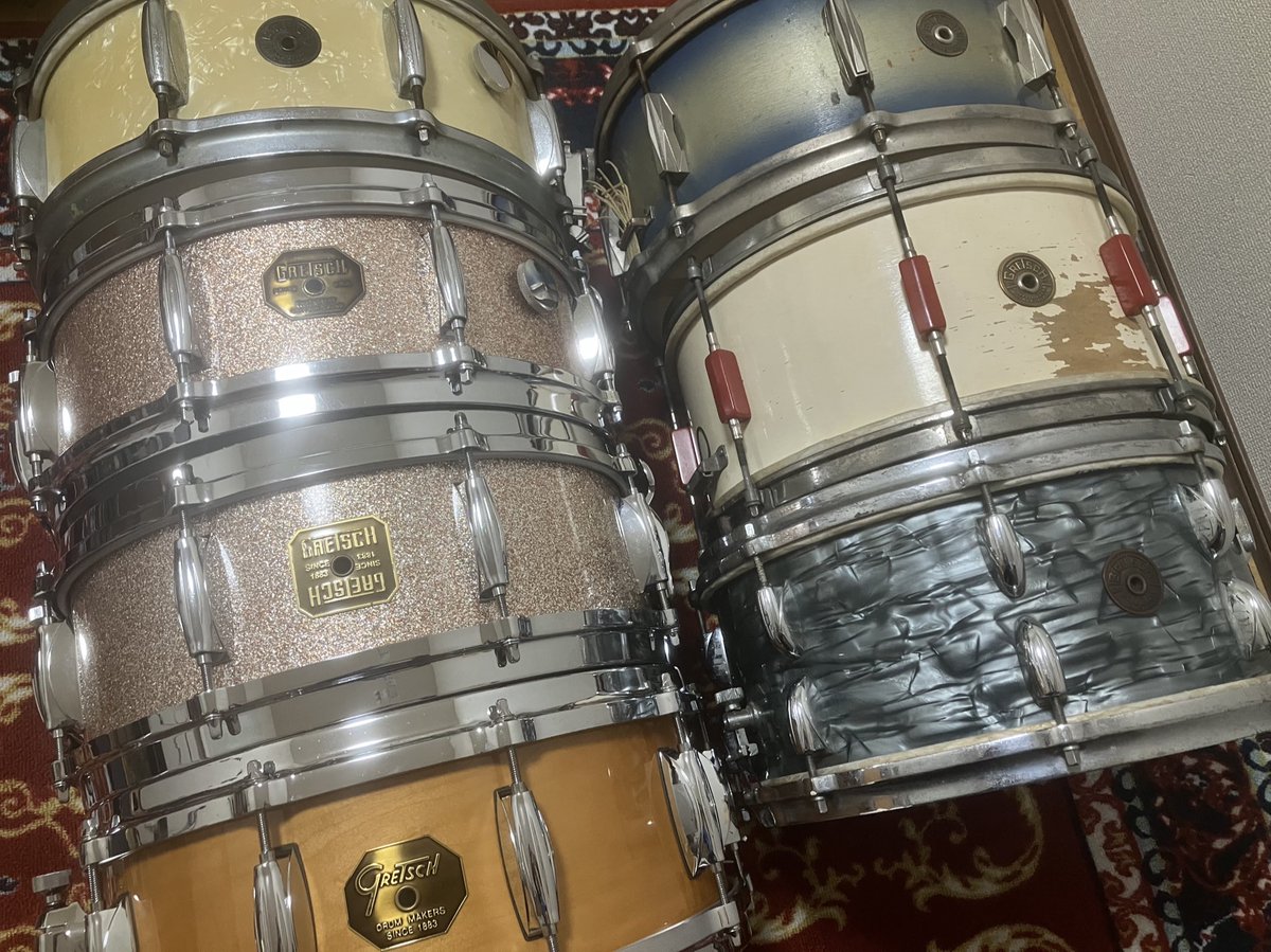 QIl1WSgFaN99132's tweet image. 1930〜1980、とんで2000年のgretsch大集合！！
右上が1930年代と思われるブロードキャスターで、左下がバッヂがちょっと違う2000年代のカスタムです✨
#gretsch #drums #スネア