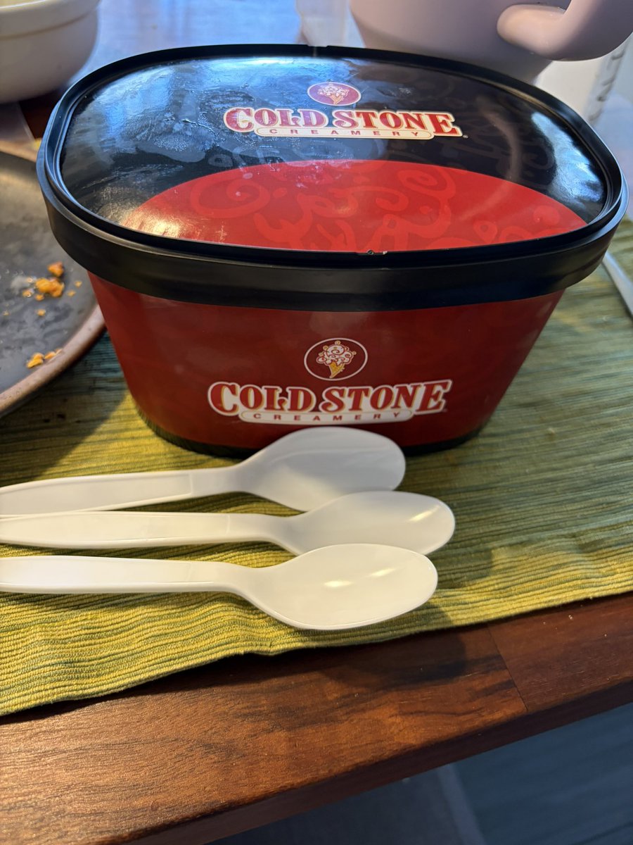 Lylylimia's tweet image. Mfs really gave me 3 spoons as if this was meant for 3 people 
#nope #justme