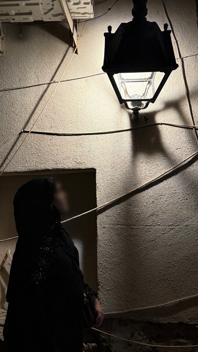 الناس تدور خلفيات حلوة تتصور فيها
انا واختي في اكتر الحواري عشوائية