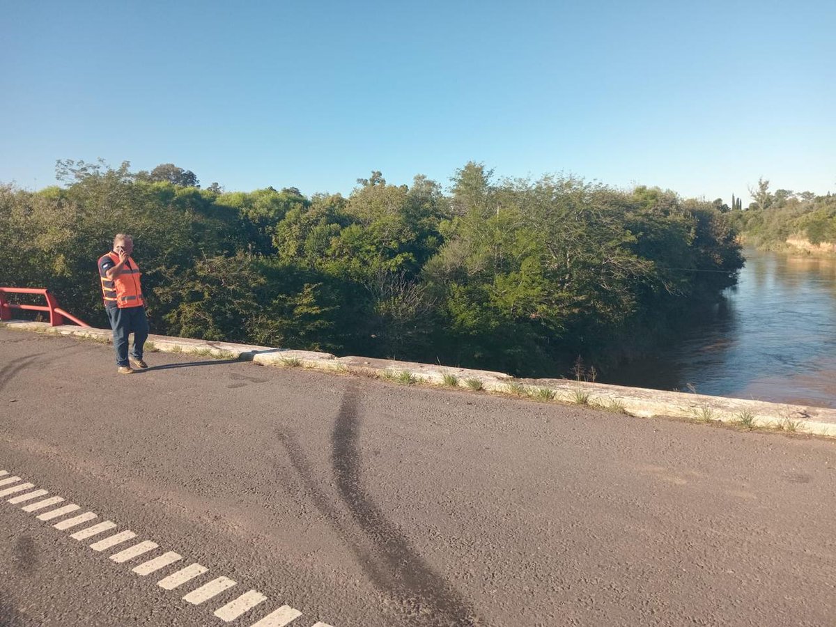 emergenciasAR's tweet photo. #Andino #Autopista Brigadier E. López altura km 29 puente Río Carcaraña, siniestro vial, vuelco de un camión con chasis y acoplado cargado con soja al caudal del Río Carcaraña, el conductor fue trasladado a centro asistencial logrando salvar la vida por sus propios medios. @leodelga2