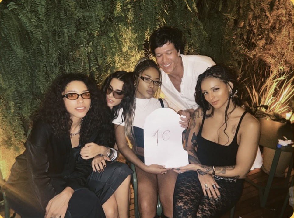 Central Ebony tweet media