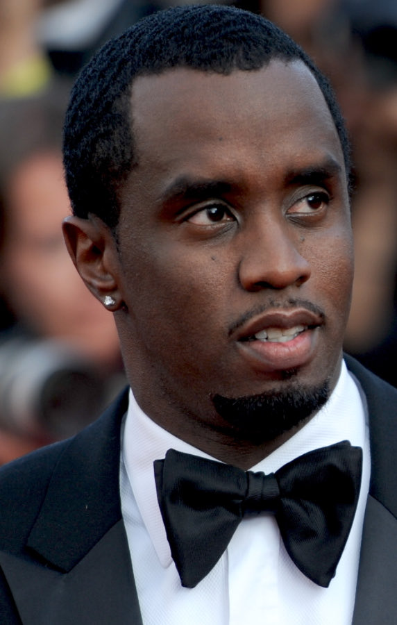 Zazozizz's tweet photo. @oelma__ Calling p diddy to oil him up https://t.co/NaAHfxdqLS