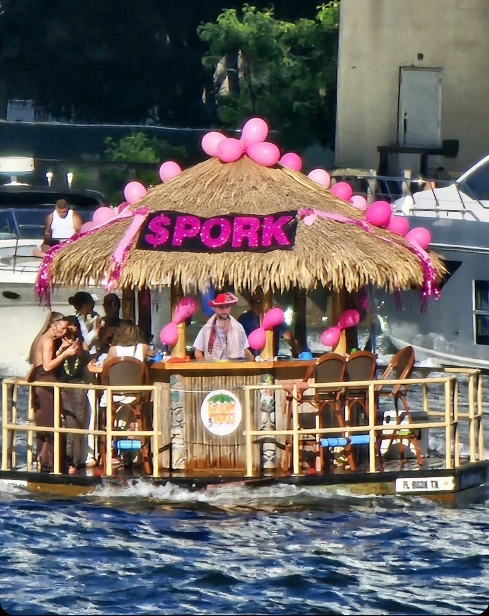 AholSniffsGlue tweet media