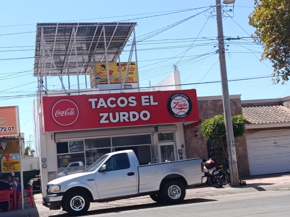 Sí, señor. 

Con el corazón hacia la izquierda.
Ni modo que fueran "tacos el facho".