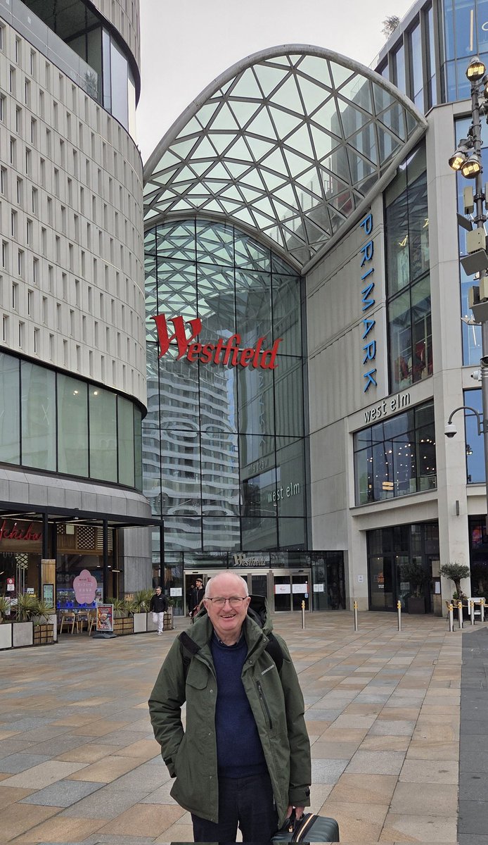 fitzyok's tweet image. Sciúird go Londain inné don gcluiche(quick dash to London for the match). Ana lá cé ná raibh an toradh go maith(great day despite the result).Siopadóireacht agus cupán deas caife ar maidin roimh filleadh abhaile(shopping and ☕️ this morning).
#100DaysofGaeilge 
#100daysofwalking