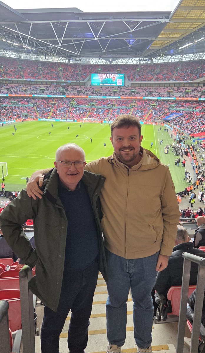 fitzyok's tweet image. Sciúird go Londain inné don gcluiche(quick dash to London for the match). Ana lá cé ná raibh an toradh go maith(great day despite the result).Siopadóireacht agus cupán deas caife ar maidin roimh filleadh abhaile(shopping and ☕️ this morning).
#100DaysofGaeilge 
#100daysofwalking