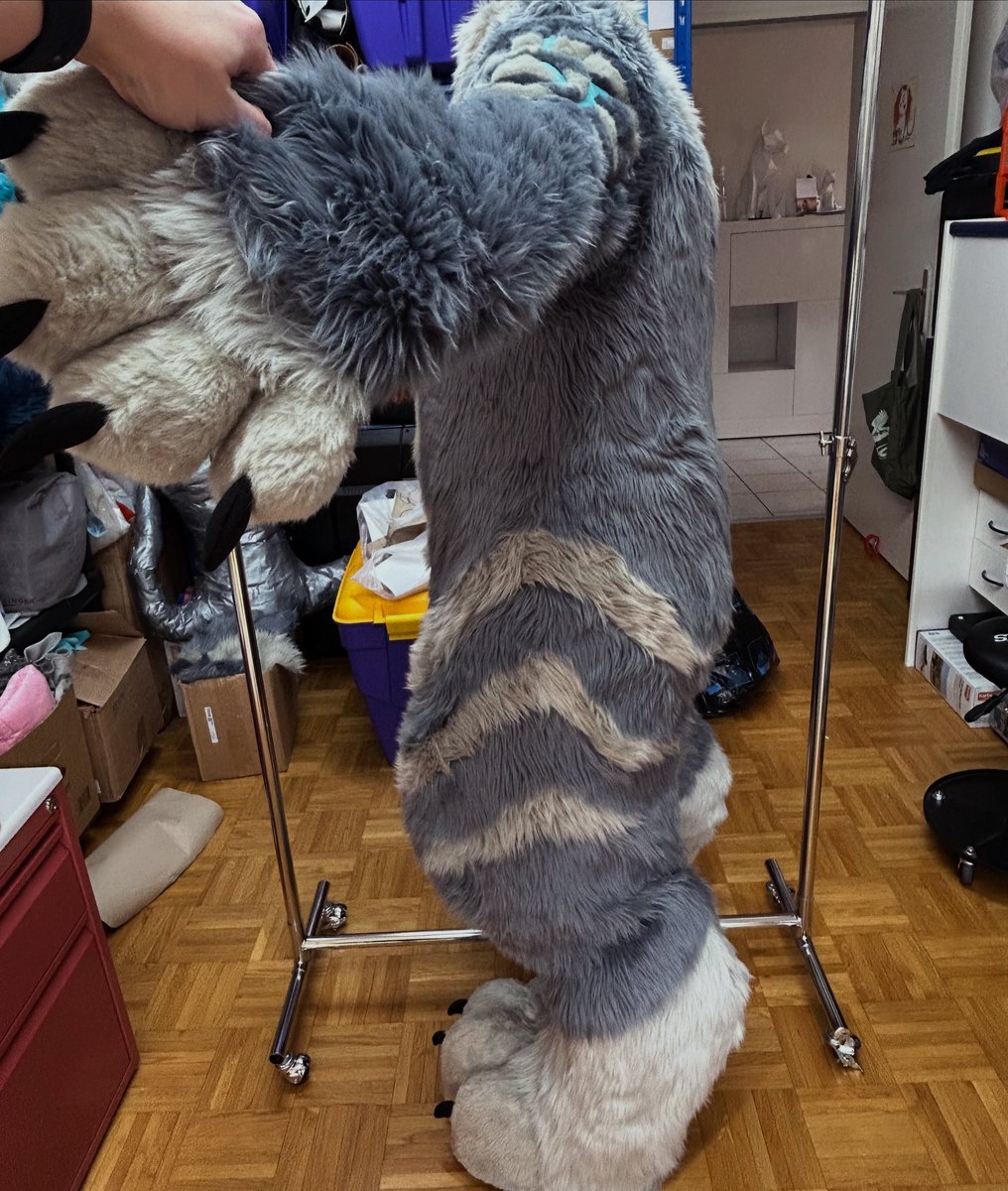 AlphasRedMoon's tweet photo. A leopard print fresh out of the oven. I loved how those legs turned out. 🐆🪡🧵🐺✂️

#fursuit #fursuitwip #fursuitmaker #fursuitswiss #alphasredmoon https://t.co/QEBOWkmnve