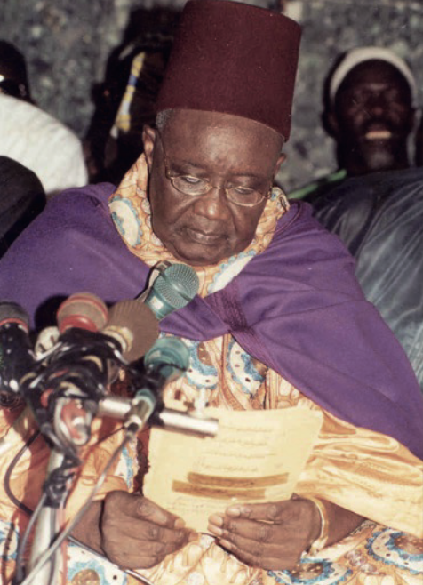 Deuxième Fils du Khalif Serigne Babacar SY et de Sokhna Astou SECK, il vit le jour le vendredi 15 Août 1925 à Tivaouane. Il fut initié au Saint Coran par son père, et par le vénérable et illustre professeur Serigne Alioune Guèye.
Serigne Mansour est resté très attaché au terroir.