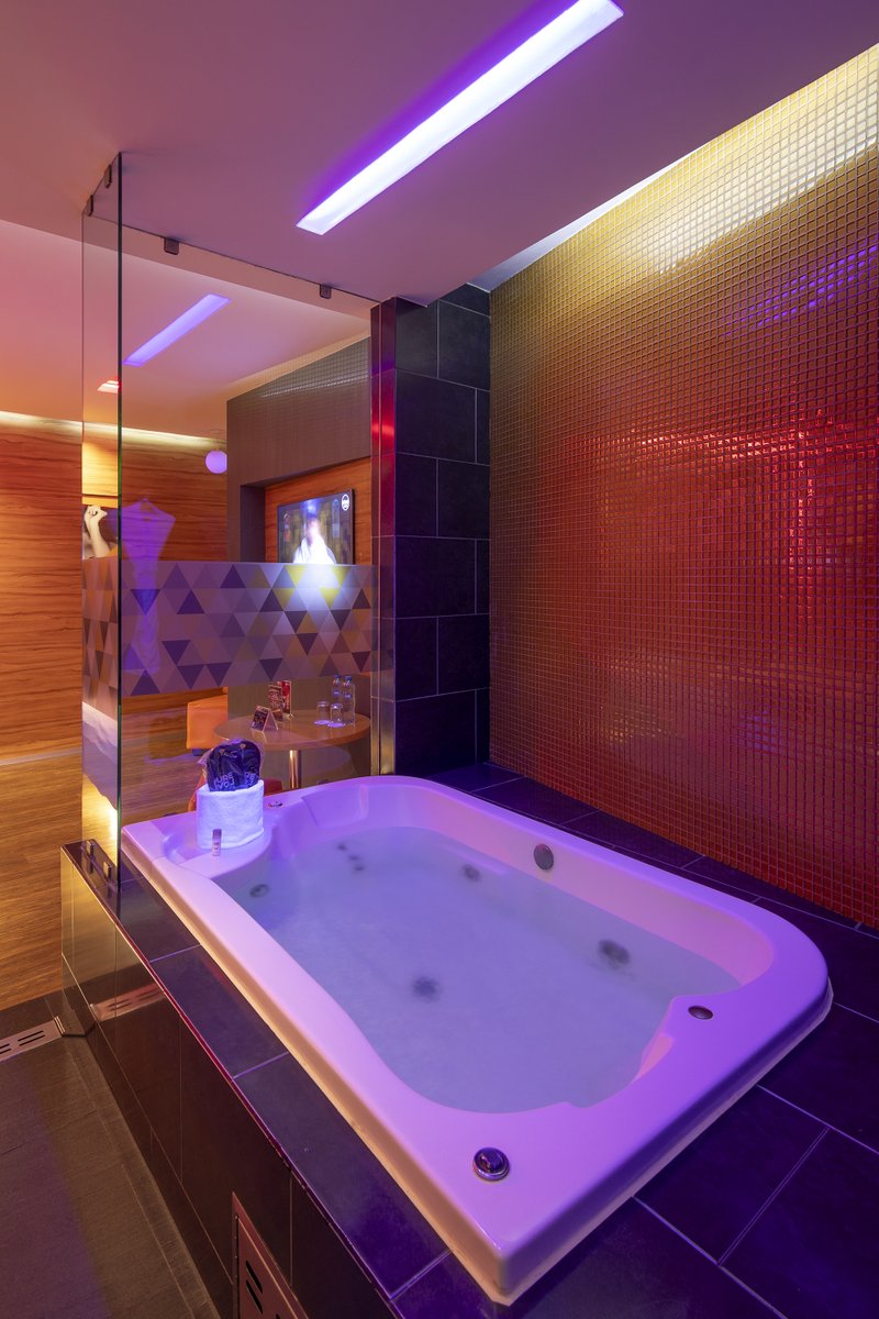 InterLoveHotel's tweet photo. Déjate envolver por el placer y sumérgete en nuestro jacuzzi ✨
#InterLoveHotel #JacuzziExperience https://t.co/bF1dGykrPv
