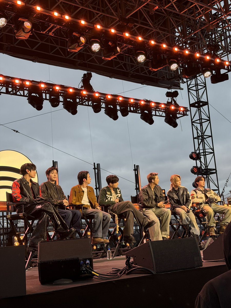 leslie⁷ IS SEEING BTS tweet media