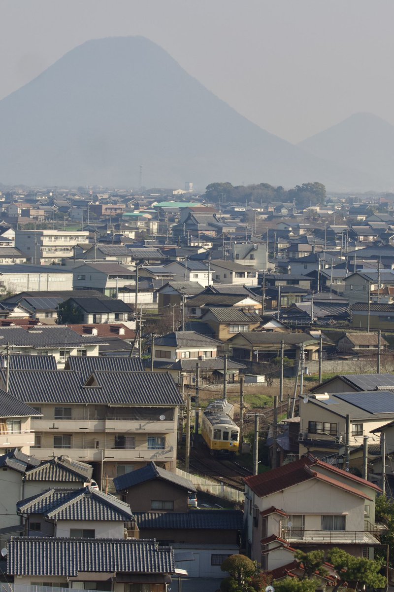 neoage2021's tweet image. 飯野山を背に。
まもなく、琴電琴平。

#ことでん #MFT