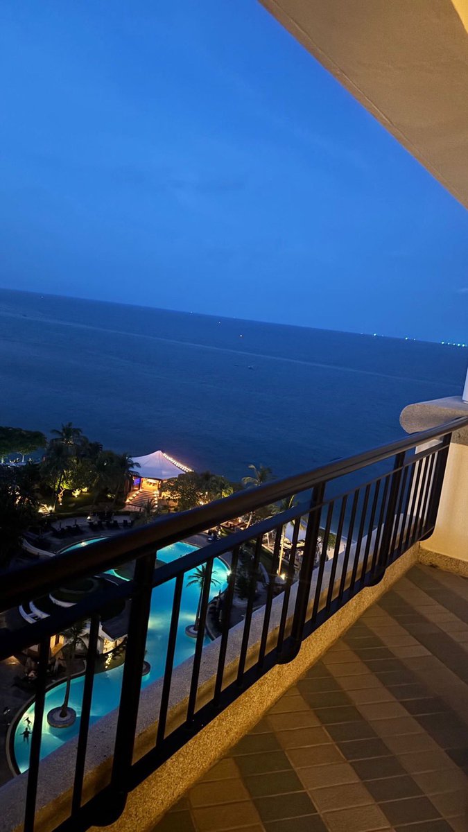 Good night friends, rest well 💤

Check this amazing view out, I’m staying in the Hilton🤩

Catch you in the AM fam