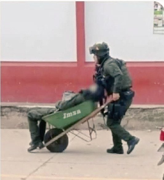 Mientras nuestros soldados y policías son humillados, atacados y trabajan en condiciones precarias sin uniformes sin botas sin apoyo aéreo cuando son atacados sin vehículos para transportar heridos, PETRO se gasta miles de millones en películas y paseos