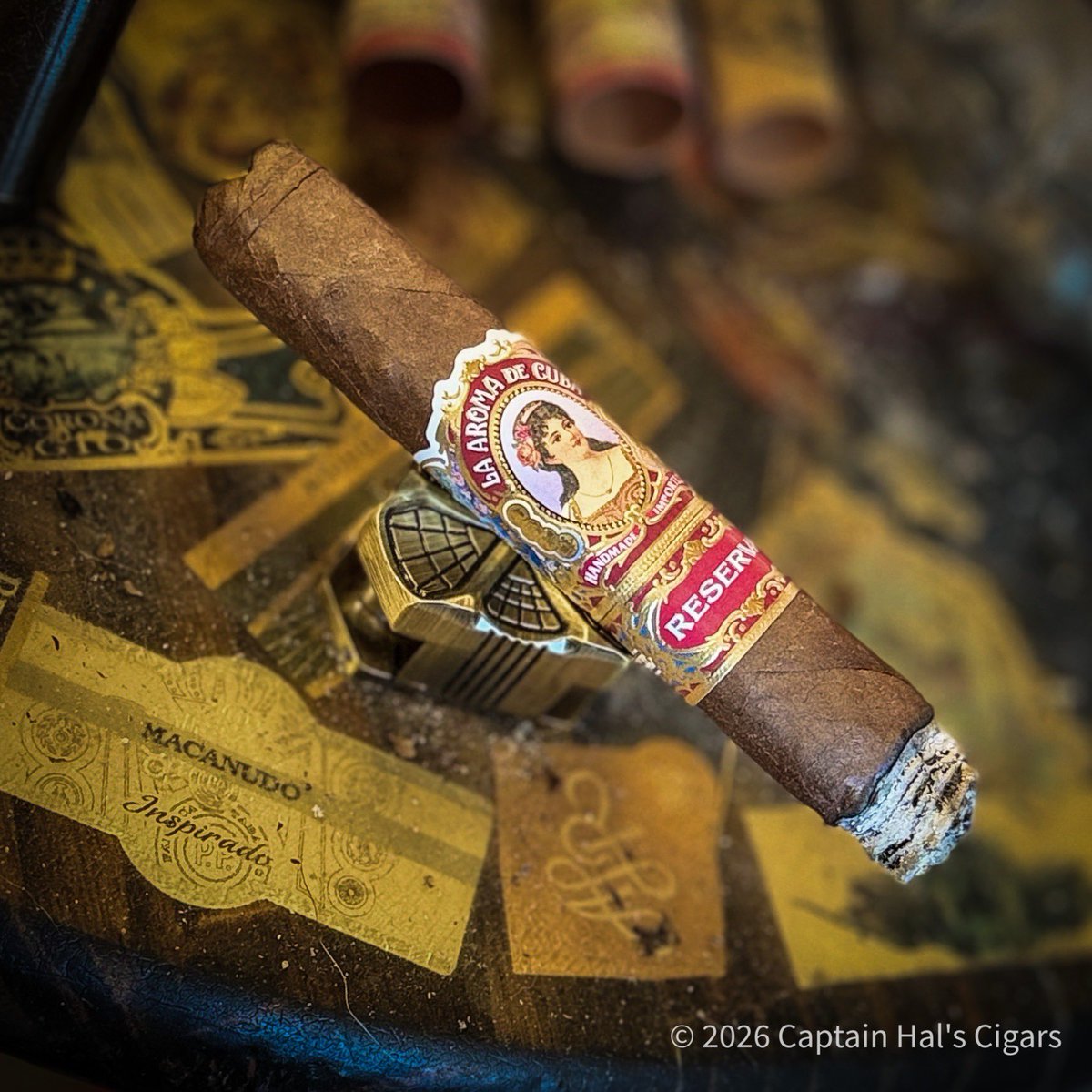 CaptainHal47's tweet photo. Today’s humidor pick: La Aroma de Cuba Reserva. A bold full-bodied masterpiece. That San Andrés Oscuro wrapper is top-notch. Solid notes of cocoa, pepper, and leather. Rich, balanced, and never misses.
Is this a late-night lounge smoke for you or a backyard staple?
#LaAromadeCuba https://t.co/okH3AWBKUR