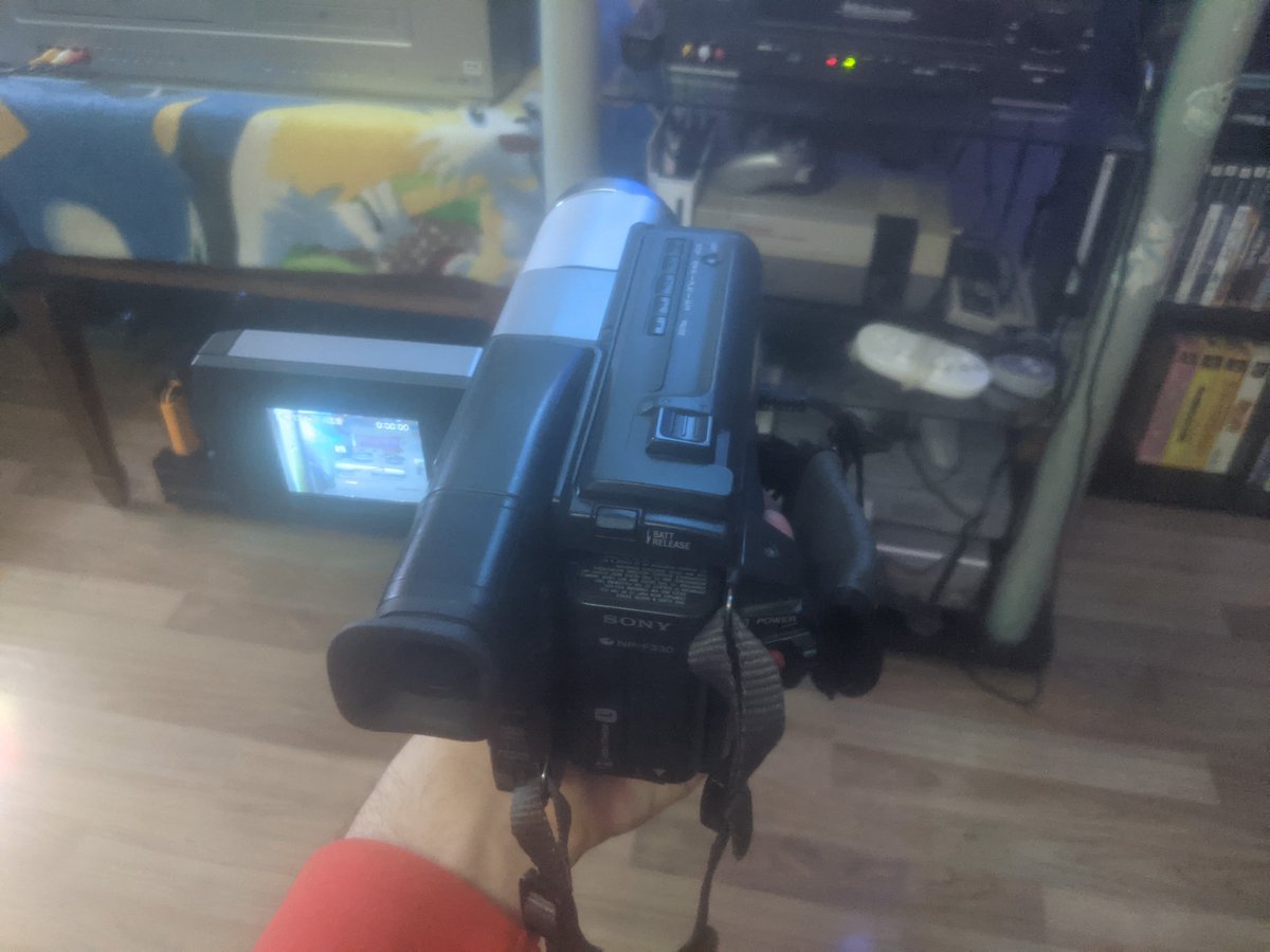 SKN64Gaming's tweet photo. Nostalgia Room UPDATE - I'm ready to make some memories through tape now!
Cause my video cable for the camcorder is here, & I'll be able to put memories on the Big Tapes, with a press of a button! 🌟✨✌️
#Nostalgia #Collecting #Retro #Camcorder #VHS #SKN64Gamimg #SeanKlaskyN64 https://t.co/VSBGzQktyN