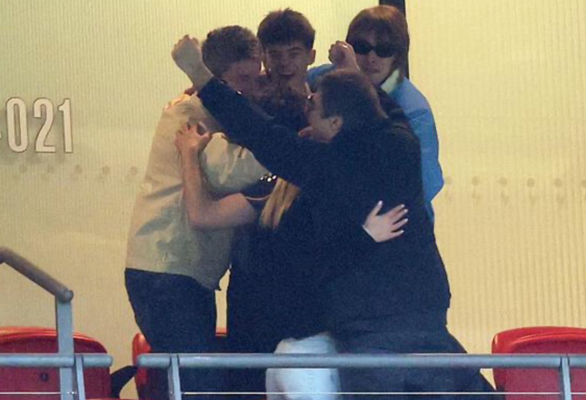 "He invited me to his box."
-Noel Gallagher, 2026

I'M HEALED😭😭😭 THANK YOU