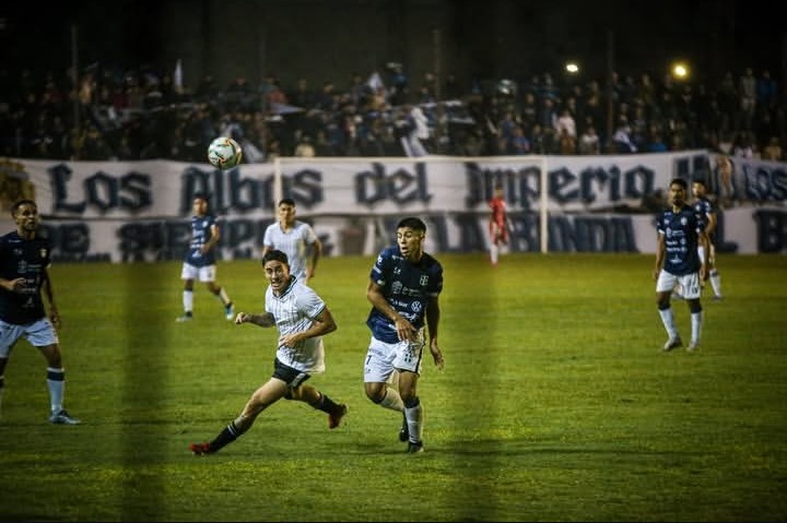 AtenasManiaco's tweet photo. La banda siempre va a estar, siempre  vamos alentar... Somos los Albos del Imperio. https://t.co/SbSHKaCXR2