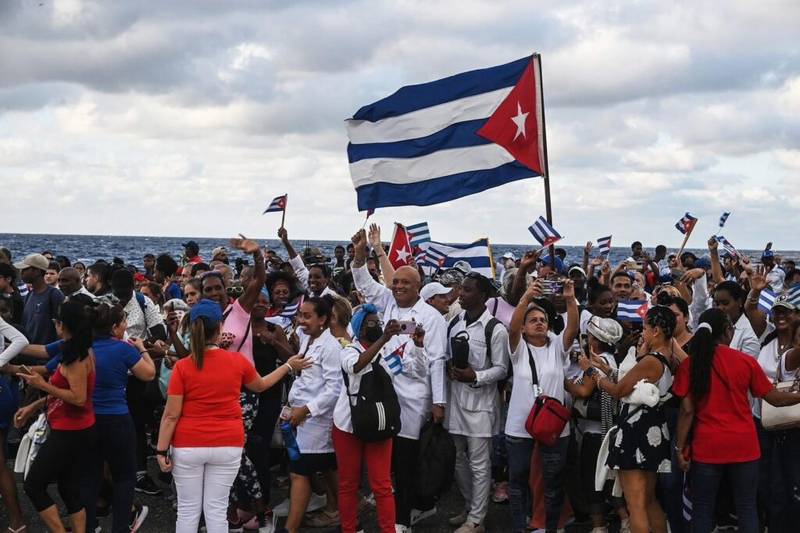 #CubaEstáFirme 
Jamás renunciaremos a la gloria que se ha vivido,a la dignidad y el orgullo de ser protagonistas de una Revolución que encarna la unidad,la firmeza y tradiciones de lucha del pueblo cubano.
#CubaVencerá