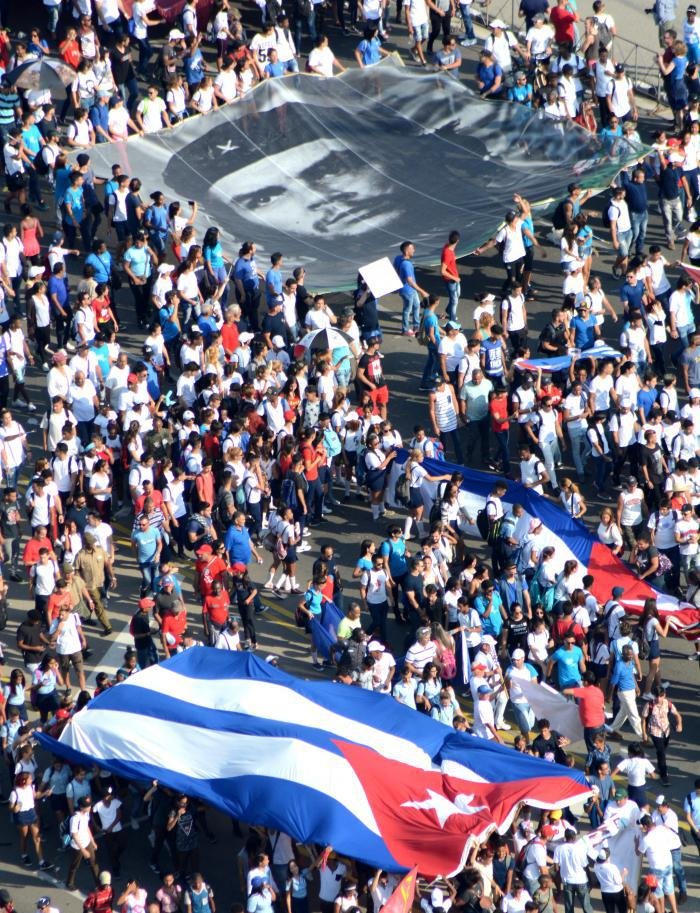 RamnMonte1's tweet photo. #CubaEstáFirme 
Jamás renunciaremos a la gloria que se ha vivido,a la dignidad y el orgullo de ser protagonistas de una Revolución que encarna la unidad,la firmeza y tradiciones de lucha del pueblo cubano.
#CubaVencerá https://t.co/l9XBLIanO6